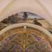 ...mentre un alto soffitto bianco a volte  interrotto da un grande arco in pietra grigia nella cui parte soprastante si apre laffresco di Ges al tempio