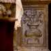 Qui, a coronare limmagine sacra, ci sono elementi di reimpiego derivanti da fabbricati pi antichi su cui sorse la chiesa, come i basamenti di colonna dai motivi floreali...