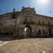 Per visitare la chiesa attraversiamo Porta Bari...