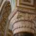 A imperare  il marmo colorato. I capitelli che sorreggono l'impianto della chiesa sono stuccati e dipinti con contrasti cromatici che vanno dalloro al verde