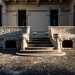 La nostra attenzione si rivolge subito alla gradinata dingresso della loggia centrale in pietra di tufo di Lecce.  composta da sette scalini impreziositi da due fioriere laterali, dai quali partono fregi che decorano lintero balcone al piano rialzato