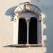 Interessante  anche la cornice ad arco estradossata e la bifora, che con la sua lunetta superiore  decorata con linee pi morbide, un chiaro richiamo allepoca medievale
