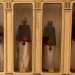 ...dentro le quali sono posti nove corpi mummificati vestiti con tuniche bianche, nere e rosse