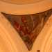 ...che raffigurano scheletri vestiti con abiti e oggetti ecclesiastici con dietro delle bandiere