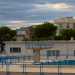 Da qui  possibile raggiungere i vari impianti, tra cui la piscina esterna, adagiata su una terrazza su cui ci portiamo salendo alcuni scalini