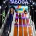 Passiamo ora al Taboga, attrazione acquistata 23 anni fa. Qui delle bimbe di 6-7 anni scendono a massima velocit usando un tappeto che vola su un lunghissimo e illuminatissimo scivolo
