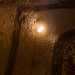 Lambiente, illuminato dalla luce gialla proveniente da alcune lampade poste sul soffitto a volta...