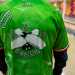 ...vestito con una maglia verde su cui  impresso il suo nome e quello della squadra...