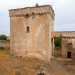 Si tratta di una torre di avvistamento a base quadrata che si sviluppa su due piani, coronata da un parapetto leggermente aggettante