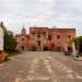 E al termine della strada ci si ritrova davanti a un cancello che permette laccesso al cortile interno, decorato con vari attrezzi agricoli