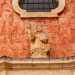 ...il cui bianco portale centrale  dominato dalla statua di San Vincenzo Ferrer con la Bibbia aperta nella mano sinistra intento a mostrare lincipit di un passo dellApocalisse