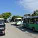 Superando un sottopassaggio ci ritroviamo in un parcheggio di colorati taxi e bus elettrici, con i conducenti in attesa dei bagnanti da portare in spiaggia