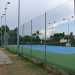 ...che ci conduce a un campo di tennis...