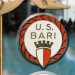 Il primo logo dellUnione Sportiva Bari, compagine nata dalla fusione di Ideale e Liberty nel febbraio 1928, era in realt un semplice cerchio bordato da una corda rossa, al cui interno campeggiava la scritta U.S. Bari unitamente allo stemma comunale sormontato da una corona turrita