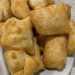 Frittelle  E per la gioia dei pi piccoli, quando in casa si preparavano pizze e focacce, le nonne friggevano gli avanzi della massa creando delle gustosissime frittelline. Il risultato erano delle sottilissime sfoglie di forma rettangolare o romboidale vuote allinterno e condite solo con un pizzico di sale  