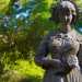 Identiche sculture che adornano anche il verdeggiante e sontuoso giardino...