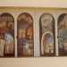Lartista Janez Matelic dipinse una serie di figure non collegate tra loro inserite in rilievi architettonici rappresentanti il paesaggio tipico del litorale sloveno