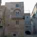 La Casa ci appare subito nella sua particolare bellezza