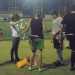 Il gruppo indossa le cinture per giocare a flag football