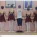 Una classe di danza classica durante gli esercizi alla sbarra