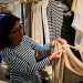 Di lino  fatta infine una camicia a strisce verticalibianche e gialle. Richiede meno acqua di lavorazione rispetto al cotone  avverte Sabina , ma offre ugualmente comfort e durata