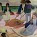 In mente ci viene il dipinto di Paul Gauguin Raccoglitori dalghe del 1889, in cui il celebre pittore ritrae donne e uomini tahitiani intenti a raccogliere le piante marine