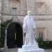 La statua di san Benedetto posta davanti all'ingresso: su di essa  incisa l'iscrizione con la prima parola della sua regola: Ascolta