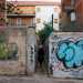Altra traversa di corso Alcide de Gasperi  via Maranelli, strada contrassegnata da un inedito vicolo dove ci passa a malapena una persona. E forse il passaggio pi stretto della citt nuova: uno strano interstizio colorato da murales lasciato tra due costruzioni attigue