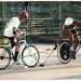 Due ragazzi coratini che giocano a Bike Polo, sport che riprende il Polo usando le bici al posto dei cavalli