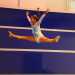 Una piccola atleta dell'Angiulli Bari esegue un esercizio del corpo libero: la spaccata in aria