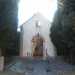 A ridosso della pineta si erge la piccola cappella cimiteriale in cui riposano i resti dei primi monaci dell'Abbazia