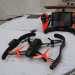 Un drone modello Parrot Bebop e il suo joystick con schermo integrato