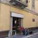 ...tra questi la bottega di rigattiere dellanziano Nicola che troviamo anche lui spaparanzato su una sedia di legno al di fuori del suo locale