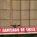 Il 46enne Carlos Puelma in posa assieme allo striscione che indica la nascita del "Bari club Santiago del Cile", esposto per la prima volta il 22 novembre dello scorso anno nella tribuna est dello stadio San Nicola
