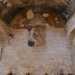 Degni di nota sono anche i numerosi affreschi visibilmente danneggiati che si rincorrono nelle piccole nicchie che costellano il suggestivo luogo sacro