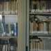 Una teca della biblioteca dell'istituto nautico Caracciolo