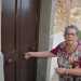 E finalmente vediamo apparire un'arzilla signora di 90 anni, dagli occhi vispi e scrutatori. Salutata affettuosamente da tutti, toglie la catena del viale e finalmente apre la chiesa