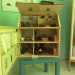 Una casa in miniatura risalente agli anni 70, impreziosita con una serie di mobili, tavoli, sedie e accessori per il bagno fabbricati in rigoroso stile vittoriano