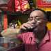 Un cliente degusta il vino di Onofrio