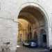 Un arco ricorda la Corte del Catapano. Dei grandi palazzi imperiali oggi non resta pi nulla, al loro posto sorge invece maestosa la Basilica di San Nicola