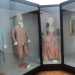 Esposizione di abiti matrimoniali da uomo e da donna
