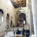 Linterno  a tre navate con colonne e capitelli di diversi stili ed epoche