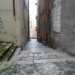 Ai lati di via Duomo si aprono piccole vie in discesa con dei gradini, che nel Medioevo erano chiuse da porticine (le postierle) che servivano come camminamenti per le guardie di ronda al castello. Questa  la Postierla Immacolata
