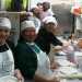 Alcune cuoche di Ethnic Cook ospiti nella cucina di un ristorante per la preparazione di una cena