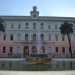 La bella fontana ellittica inaugurata il 14 aprile del 1915. Sullo sfondo l'entrata del Palazzo Ateneo