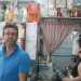 Al Banco della cantina di Giulio Petroni il figlio della signora Teti, Giuseppe con sua moglie
