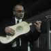 Giuseppe Petrella alle prese con la chitarra barocca