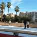 La pista di pattinaggio su ghiaccio allestita in piazza Umberto. Sullo sfondo, i giardini e la fontana