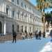 La pista di pattinaggio in piazza Umberto. Sullo sfondo, l'Ateneo di Bari