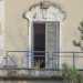 Una delle finestre dell'edificio: i vetri sono rotti e le persiane lesionate